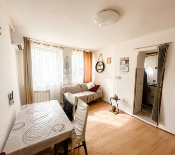 Šibenik, Vanjski, Dva Stana S Vrtom I Terasom U Samom Cetru