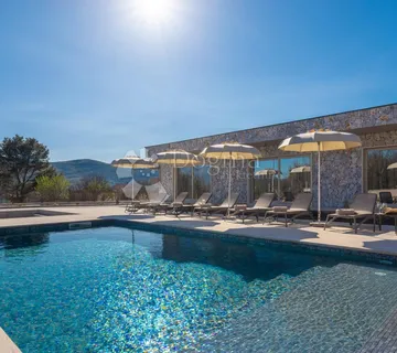 Kuća sa teniskim terenom i bazenom - cover