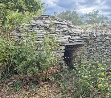 Poljoprivredno zemljište sa kažunom površine 3550 m2 - Vodnjan
