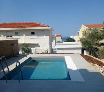 NOVALJA Prodaja stana s vrtom  privatnim bazenom - cover
