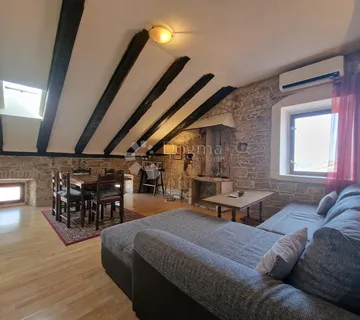 Prostran stan u centru Pule, 200 m do arene i rive - cover