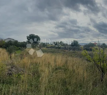 Poljoprivredno zemljište 2200 m² u Kaštel Lukšiću – najam, 20 m od magistrale! - cover
