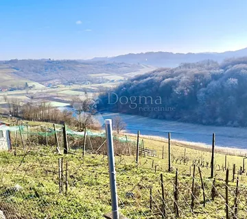 Građevna parcela 7696 m², s kućom i uporabnom dozvolom: panoramski pogled i blizina toplica - cover