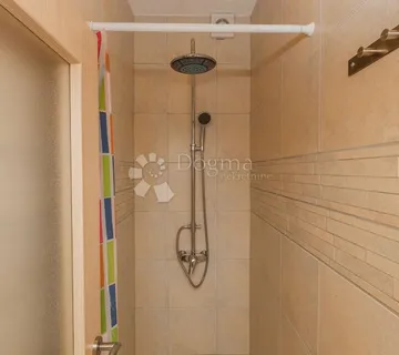 Fantastična lokacija, dvojna kuća sa 3 apartmana samo 250 metara do plažena - cover