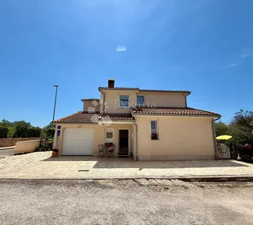 Kuća s 3 apartmana i garažom blizu mora - Fažana