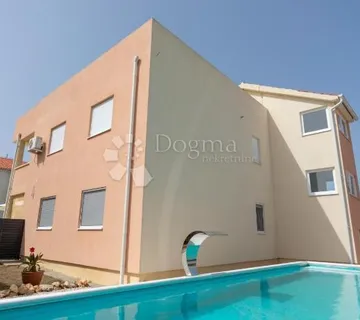 Dva apartmana sa bazenom - Zaton, Nin