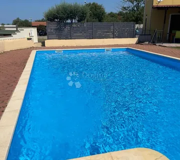 POREČ (okolica) Stan sa vrtom i bazenom