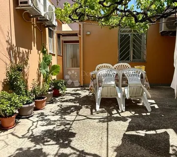 Kuća s dva stana i uređenim dvorištem - Pula