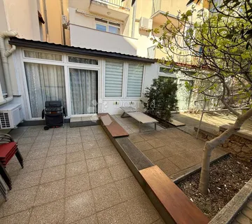 APARTMAN U PRIZEMLJU S VELIKOM TERASOM - cover