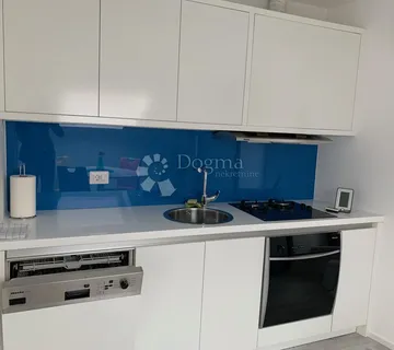 POREČ - Prostrani stan u centru starog grada 50m od mora