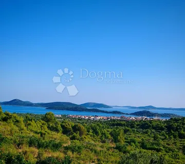 TRIBUNJ - VODICE zemljište s otvorenim pogledom na more i kućicom za odmor