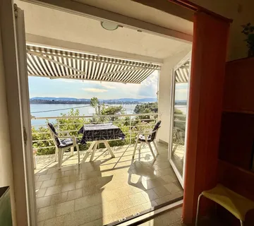Dvojna Kuća Na Izvrsnoj Lokaciji, Samo 40 M Od Mora - Omišalj