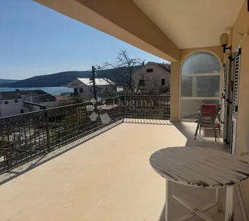 Prostrana kuća u Segetu s pogledom na more - Seget Donji, Seget