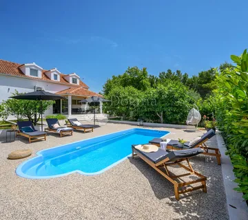 Prekrasna vila s bazenom - Milna