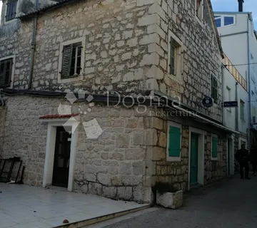 VODICE - kuća i poslovni prostor u centru blizu mora