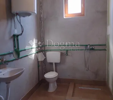 Kuća za adaptaciju, poslovni prostor u prizemlju - Bović, Gvozd