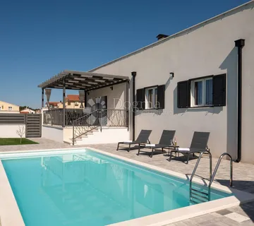 Luksuzna kuća s bazenom i krovnom terasom, Vodice