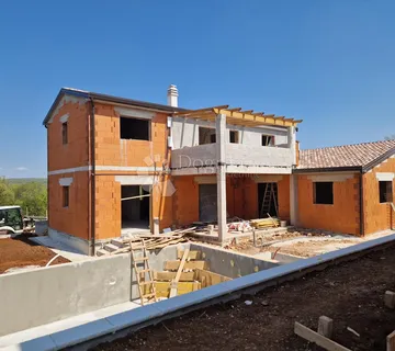 ROVINJ, okolica,kvalitetna kuća sa bazenom u izgradnji, na kraju sela
