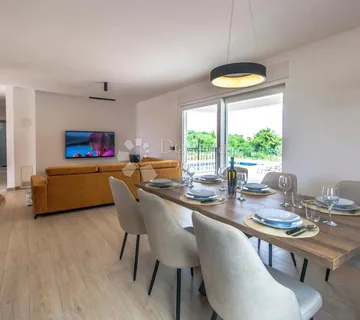 VILLA SA BAZENOM, KONOBOM I 3800m2 OKUĆNICE - Labin