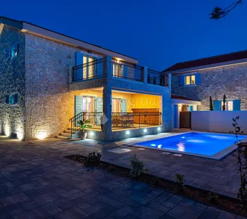 Vila s 5 zvjezdica i uhodanim turističkim poslovanjem u srcu Privlake - Privlaka