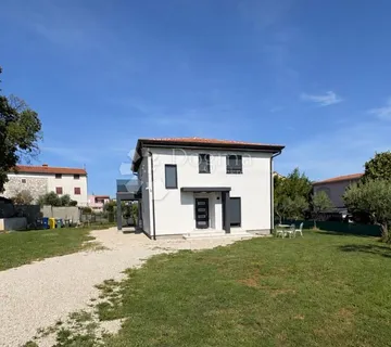 Atraktivna kuća samo 2 km od Poreča!Prilika!