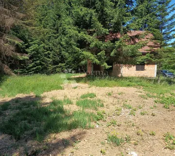 KUĆA S DVORIŠTEM + GRAĐ. PARCELA 700M2 - cover