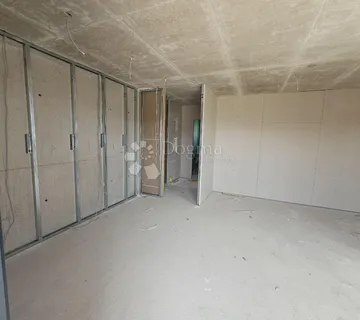 Dvosoban stan u novogradnji ispod magistrale! Kaštel Lukšić - Kaštel Lukšić, Kaštela