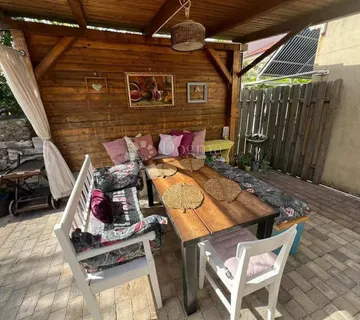 PUNAT - CENTAR, DVIJE SPOJENE KUĆE, VRT i 2 GARAŽE