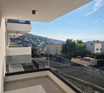 NOVOGRADNJA – MODERAN STAN (S11) S BALKONIMA MANJE OD 150 m OD PLAŽE – OKRUG GORNJI - Okrug Gornji, Okrug