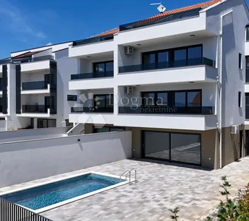 LUKSUZNI APP U NOVOGRADNJI 152m2 S BAZENOM I OKUĆNICOM 180m2 - Dramalj, Crikvenica