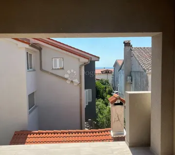 Pag, pogled na more s parkingom - Mandre, Kolan