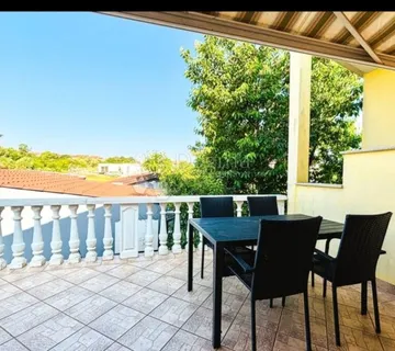 PRILIKA! Dvojna kuća s 2 apartmana, 800m od mora! - Štinjan, Pula