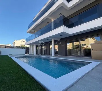 Luksuzni stan sa bazenom i vrtom - cover