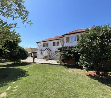 Prekrasna Villa s bazenom - cover