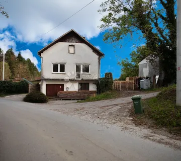 Poslovno–stambena nekretnina s halom i kućama – Kupinovac - cover