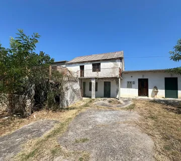 VRSI ZADAR -  KUĆA ZA RENOVIRANJE SA VELIKIM GRAĐEVINSKIM ZEMLJIŠTEM - cover