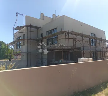 Novogradnja - 127,5m2 s bazenom i krovnom terasom - Privlaka