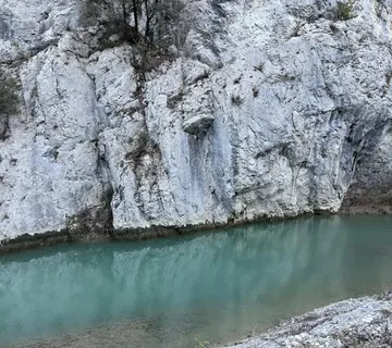 Jedinstveno zemljište uz rijeku - Idealno za aktivni turizam - Buzet