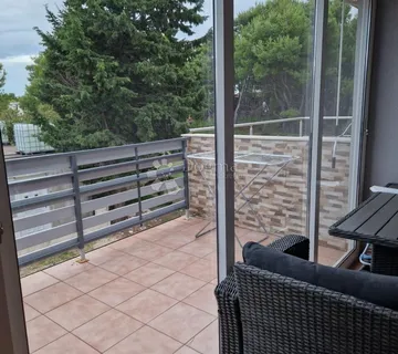 Odličan apartman na otoku Viru – svega 400 m od mora - cover