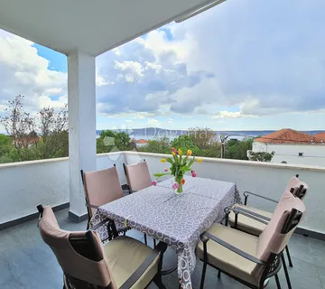 Kuća s 8 apartmana spremna za turistički najam - Starigrad Paklenica