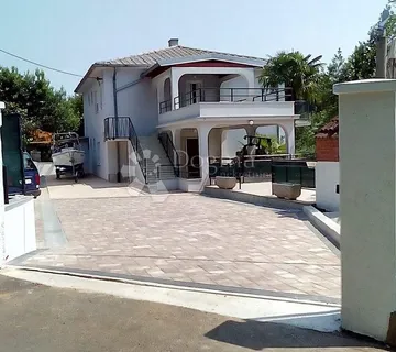 Lovran, Centar – Samostojeća Kuća S Velikom Okućnicom, 2 Stana