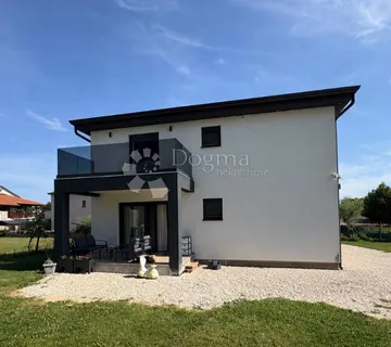 Atraktivna kuća samo 2 km od Poreča!Prilika!