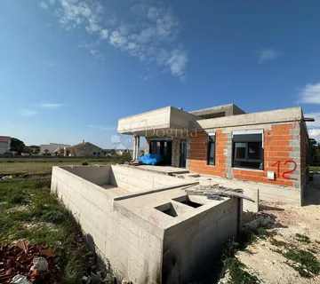 PRODAJE SE KUĆA U VRSIMA ROH BAU - cover