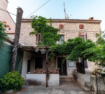 Atraktivna kamena kuća za renovaciju 500m od mora - Medulin