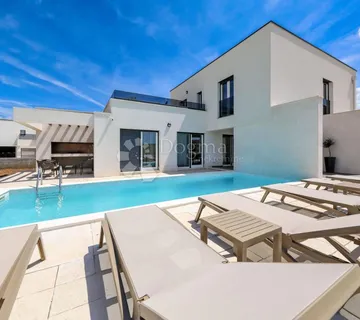 Moderna vila s bazenom, prvi red uz more! - cover