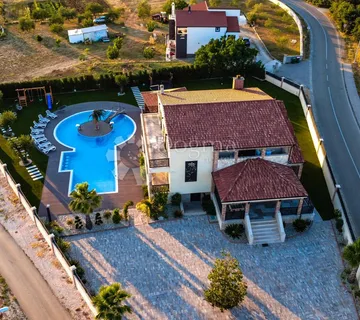 Hacienda s najvećim privatnim bazenom u okolici - Visočane, Poličnik