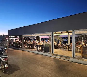 Restoran sa apratmanima, 1RED UZ MORE - Bibinje