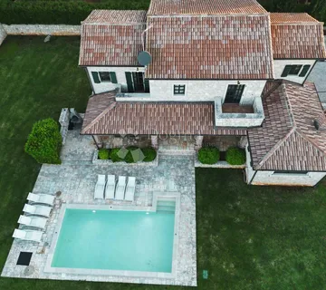 JEDNA OD 10 VILA- KOMPLEKSA-HERAKI-POREČ - cover