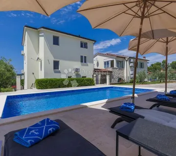 VILLA S BAZENOM, OKRUŽENA ZELENILOM, SVEGA 900 M OD MORA! Labin, okolica