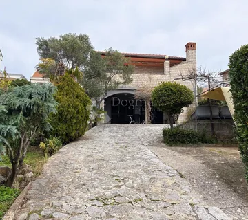 KUĆA NA IZVANREDNOJ LOKACIJI-GRAD KRK - cover